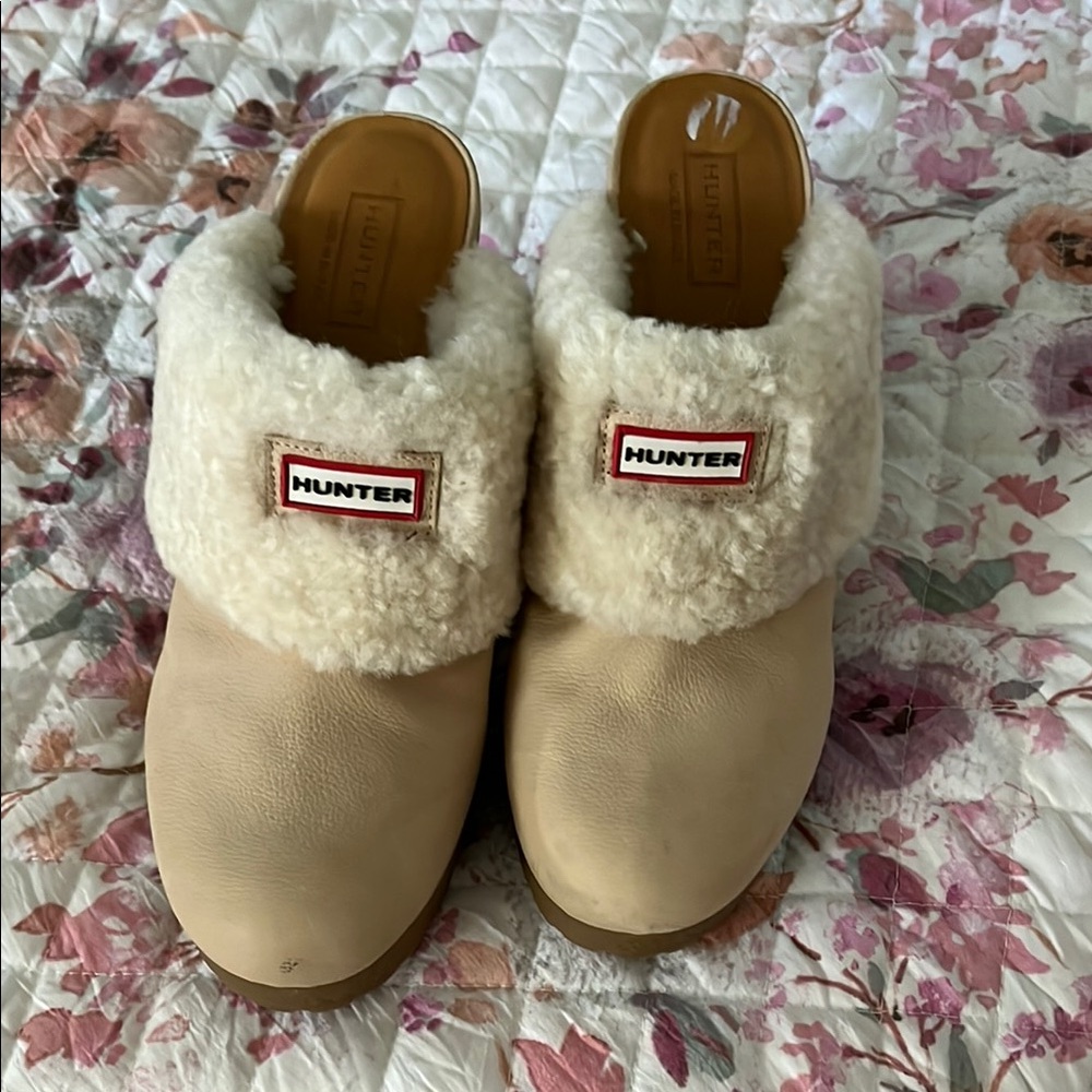 Hunter Shearling Clogs in Cream size 9